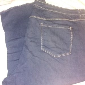 Gloria Vanderbilt Jordyn 24